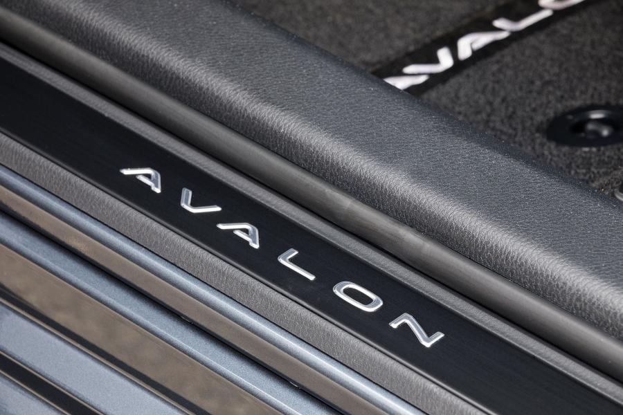 Детали интерьера Toyota Avalon Hybrid Limited 2018 года  (фото 23 из 34)
